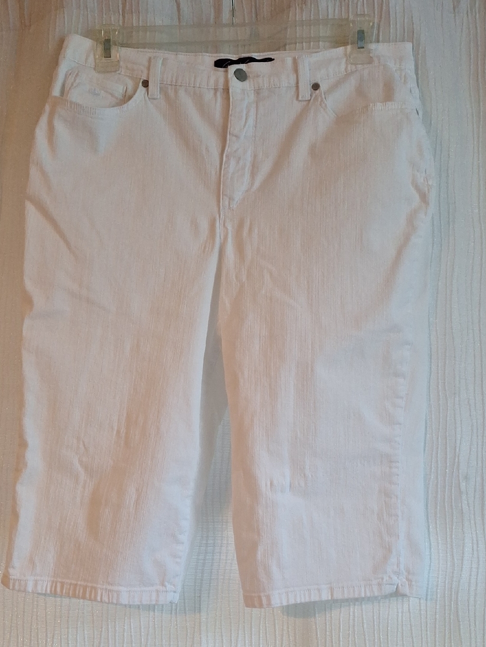 Gloria Vanderbilt White Capri Pants